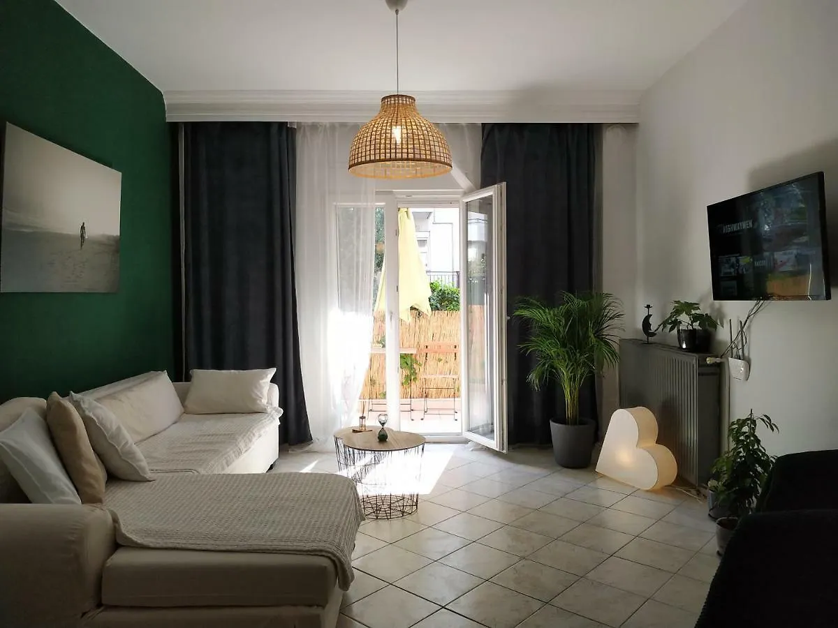 Bright Apartment Steps From The Sea 테살로니키