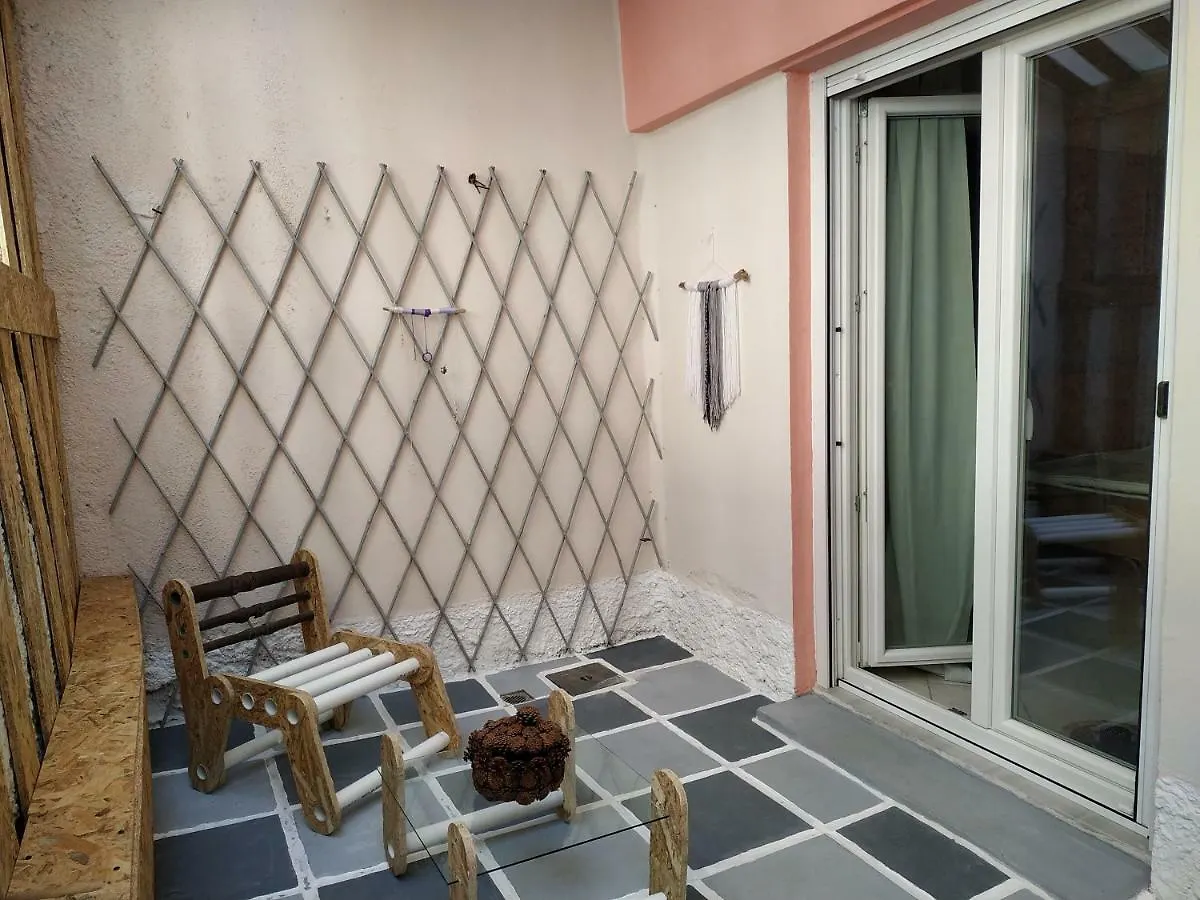 Bright Apartment Steps From The Sea 테살로니키