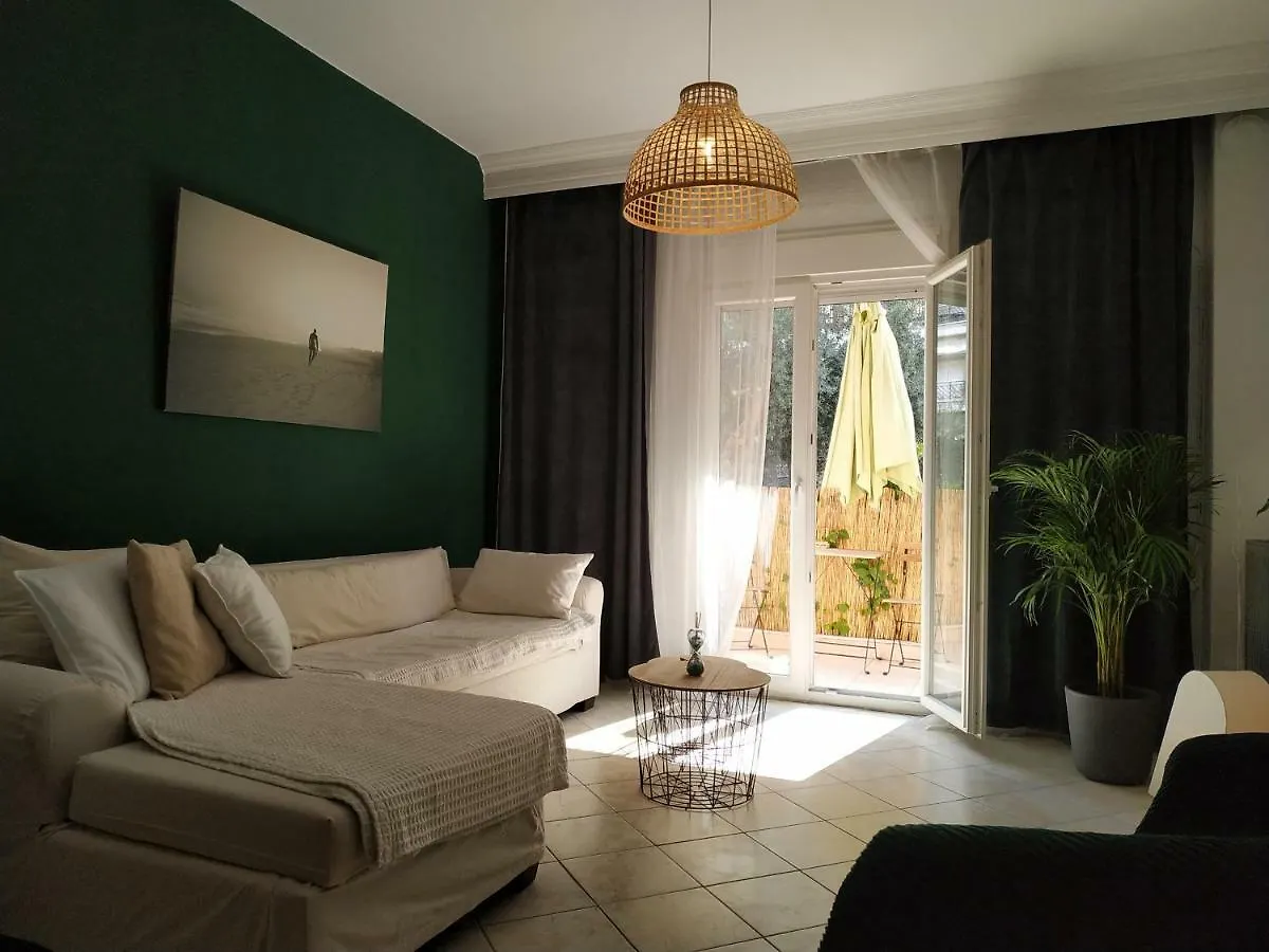 Bright Apartment Steps From The Sea location